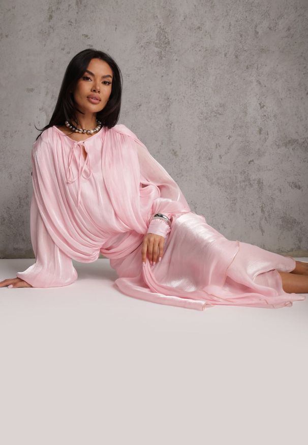 Renee - Różowa Rozkloszowana Sukienka Wieczorowa z Szyfonowej Tkaniny Amanna. Kolor: różowy. Materiał: szyfon, tkanina. Wzór: gładki, aplikacja. Typ sukienki: rozkloszowane. Styl: wizytowy