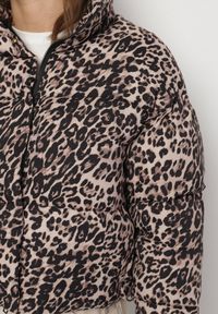 Born2be - Brązowa Krótka Pikowana Kurtka w Panterkę Wykończona Ściągaczami Ivinia. Okazja: na spacer. Kolor: brązowy. Materiał: jeans. Długość rękawa: długi rękaw. Długość: krótkie. Wzór: motyw zwierzęcy. Styl: elegancki #6