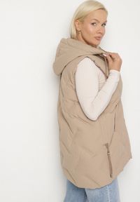 Born2be - Beżowa Przejściowa Kamizelka z Pikowanymi Przeszyciami i Kapturem Fesolira. Okazja: na co dzień. Kolekcja: plus size. Kolor: beżowy. Materiał: jeans. Styl: sportowy, casual
