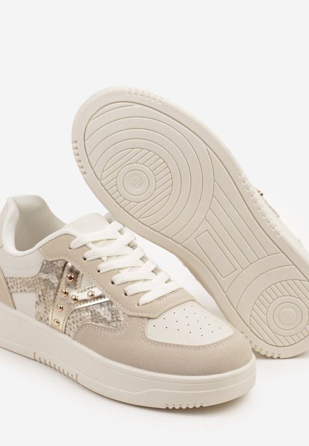 Renee - Beżowe Sneakersy Zdobione Metaliczną Aplikacją i Imitacją Skóry Węża Sarivane. Zapięcie: sznurówki. Kolor: beżowy. Materiał: skóra. Wzór: aplikacja. Sezon: lato, wiosna