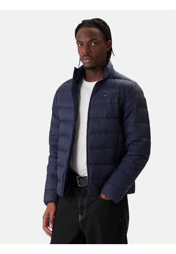 Tommy Jeans Kurtka puchowa DM0DM20658 Granatowy Regular Fit. Kolor: niebieski. Materiał: syntetyk