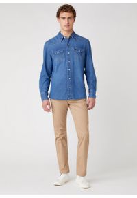 Wrangler - MĘSKA KOSZULA JEANSOWA WRANGLER 27MW 2YEAR W5MSLW922 112130247. Okazja: na co dzień, do pracy. Materiał: jeans. Długość rękawa: długi rękaw. Długość: długie. Styl: klasyczny, casual #3