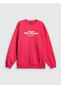 4f - 4F Bluza dresowa oversize bez kaptura damska - różowa S. Okazja: na co dzień, do domu. Typ kołnierza: bez kaptura. Kolor: różowy. Materiał: dresówka. Wzór: nadruk. Styl: casual #1