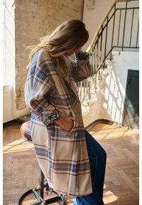 blue shadow - Płaszcz Damski Browness BS Latte / Jeans. Typ kołnierza: kołnierzyk stójkowy. Kolekcja: plus size. Materiał: jeans. Wzór: kratka, kolorowy. Sezon: jesień, wiosna #1