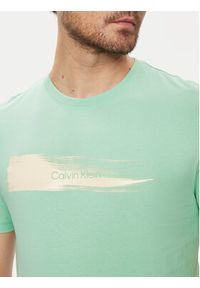 Calvin Klein T-Shirt Brush Logo K10K113113 Zielony Regular Fit. Kolor: zielony. Materiał: bawełna #5