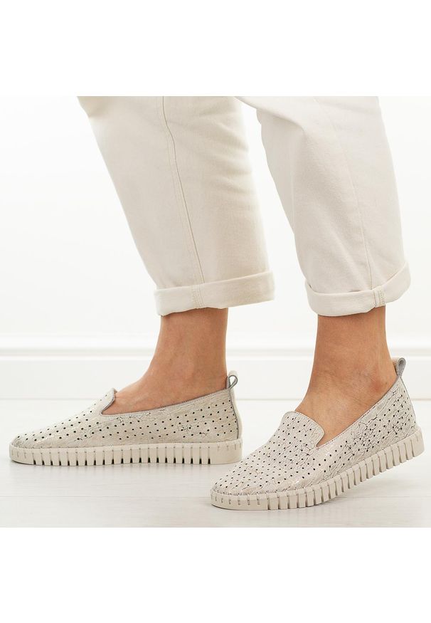 Złote skórzane półbuty damskie Cambell 19433. Okazja: na co dzień. Kolor: złoty. Materiał: skóra. Szerokość cholewki: normalna. Wzór: ażurowy. Sezon: wiosna, lato, jesień. Styl: casual, klasyczny, elegancki