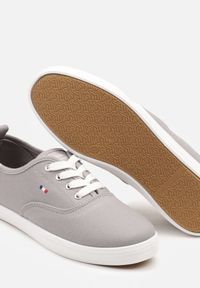 Renee - Jasnoszare Basicowe Tenisówki Vices Hallriva. Okazja: na co dzień. Kolor: szary. Materiał: jeans. Styl: casual #6