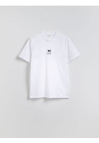 Reserved - T-shirt regular z haftem - biały. Kolor: biały. Materiał: bawełna, dzianina. Wzór: haft
