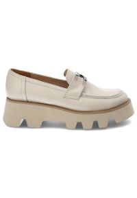 Beżowe Półbuty Karino Modne Skórzane Buty Damskie. Okazja: na co dzień. Zapięcie: bez zapięcia. Kolor: beżowy. Materiał: skóra. Szerokość cholewki: normalna. Obcas: na obcasie. Styl: casual, elegancki, wizytowy. Wysokość obcasa: średni #3