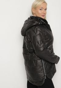 Born2be - Czarna Pikowana Kurtka z Kapturem w Klasycznym Stylu Mallissa. Okazja: na spacer. Typ kołnierza: kaptur. Kolekcja: plus size. Kolor: czarny. Materiał: jeans. Wzór: aplikacja. Styl: klasyczny #3