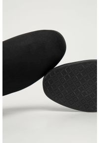Marco Tozzi - Kozaki. Nosek buta: okrągły. Zapięcie: zamek. Kolor: czarny. Materiał: syntetyk, materiał, zamsz. Szerokość cholewki: normalna. Obcas: na obcasie. Wysokość obcasa: średni #3