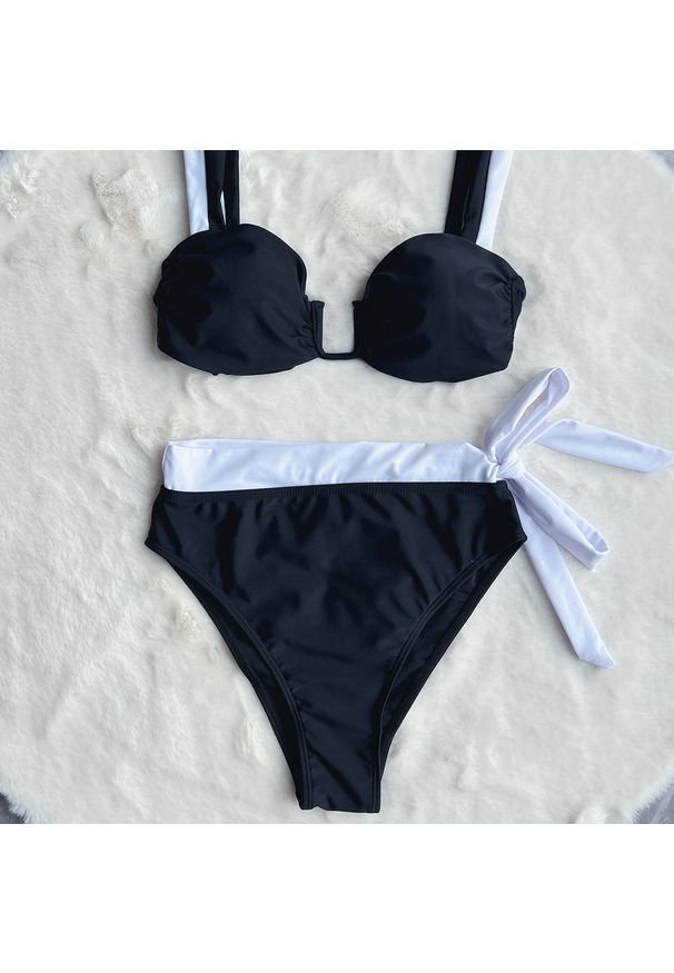 Intica - Bikini z kokardkami i wysokimi figami na lato Ondine. Kolor: czarny. Materiał: tkanina, materiał. Wzór: aplikacja