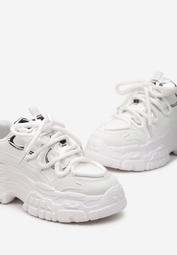 Renee - Białe Sneakersy z Podwójnymi Sznurówkami i Tłoczoną Platformą Luppoa. Kolor: biały. Materiał: dzianina, jeans. Obcas: na platformie