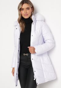 Born2be - Biała Pikowana Kurtka przed Kolano z Kapturem i Futerkiem Salasa. Typ kołnierza: kaptur. Kolor: biały. Materiał: futro. Długość: długie. Styl: elegancki #4
