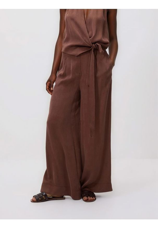 Reserved - Luźne spodnie z lyocellem - brązowy. Kolor: brązowy. Materiał: wiskoza, tkanina