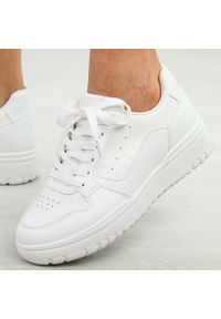 Białe sportowe buty damskie McBraun 23263. Kolor: biały. Materiał: skóra. Szerokość cholewki: normalna. Wzór: kolorowy. Sezon: wiosna, lato. Obcas: na platformie. Sport: turystyka piesza, fitness
