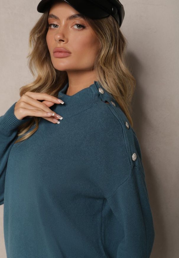Renee - Granatowy Golf z Eleganckim Zapięciem na Ramieniu Ozdobiony Cyrkoniami przy Guzikach Maririna. Okazja: na co dzień, na spotkanie biznesowe, do pracy. Typ kołnierza: golf. Kolor: niebieski. Materiał: jeans. Długość rękawa: długi rękaw. Długość: długie. Wzór: aplikacja. Styl: elegancki