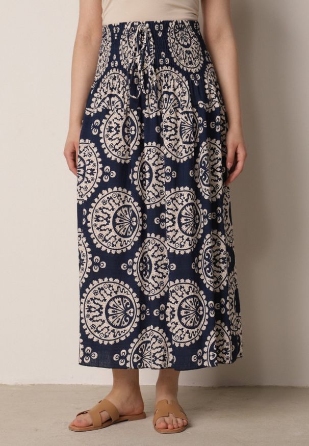 Born2be - Granatowa Rozkloszowana Spódnica z Wiskozy z Wysokim Stanem i Etnicznym Wzorem Ari. Okazja: do pracy, na co dzień, na spacer. Stan: podwyższony. Kolor: niebieski. Materiał: wiskoza. Wzór: aplikacja. Sezon: lato. Styl: casual
