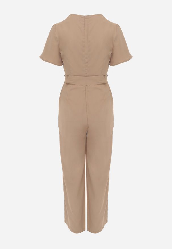Born2be - Beżowy Kombinezon VICES z Paskiem i Geometryczną Klamrą Elinassa. Okazja: do pracy. Kolor: beżowy. Wzór: geometria. Styl: elegancki
