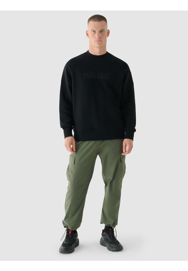 4f - 4F Bluza dresowa nierozpinana bez kaptura męska - czarna 3XL. Okazja: na co dzień. Typ kołnierza: bez kaptura. Kolor: czarny. Materiał: dresówka. Długość rękawa: raglanowy rękaw. Wzór: napisy, gładki, ze splotem. Styl: sportowy, klasyczny, casual