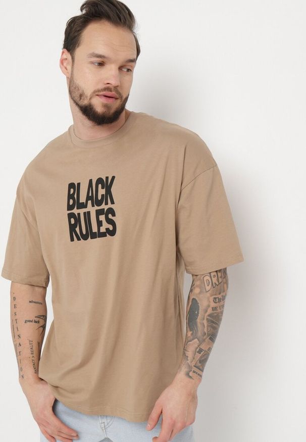 Born2be - Ciemnobeżowa Bawełniana Koszulka T-shirt z Nadrukiem po Obu Stronach Daven. Kolor: beżowy. Materiał: bawełna. Długość rękawa: krótki rękaw. Długość: krótkie. Wzór: nadruk