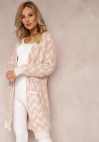Renee - Różowy Niezapinany Kardigan o Przedłużonym Fasonie w Zygzaki Chevron Oherna. Kolor: różowy. Materiał: tkanina. Długość: długie. Wzór: paski