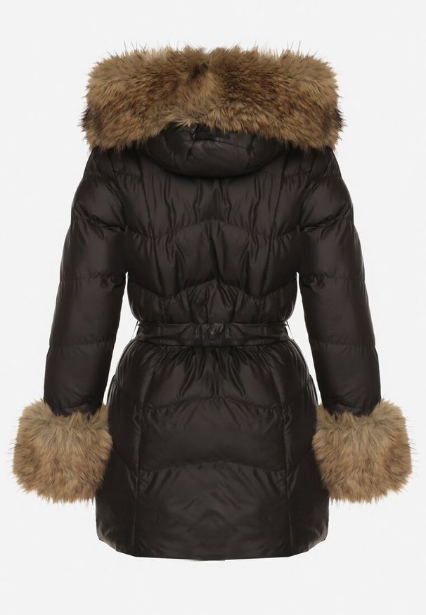 Born2be - Czarna Pikowana Kurtka z Paskiem i Kapturem Zdobiona Futerkiem Olunelia. Okazja: na co dzień. Kolor: czarny. Materiał: futro. Wzór: aplikacja. Styl: casual, klasyczny, elegancki