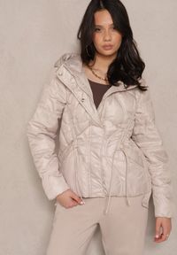 Renee - Beżowa Kurtka z Kapturem Sznurkami i Ozdobnymi Przeszyciami Karedia. Okazja: na co dzień. Typ kołnierza: kaptur. Kolor: beżowy. Materiał: jeans. Styl: sportowy, casual