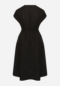 Born2be - Czarna Lniana Sukienka o Rozkloszowanym Kroju z Gumką w Talii Ageronna. Okazja: na co dzień. Typ kołnierza: dekolt w kształcie V. Kolor: czarny. Materiał: len. Długość rękawa: krótki rękaw. Sezon: lato. Typ sukienki: rozkloszowane. Styl: klasyczny, casual, elegancki #3