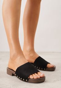 Born2be - Czarne Klapki Ozdobione Nitami Jehlone. Okazja: na co dzień. Kolor: czarny. Materiał: jeans. Wzór: aplikacja. Styl: casual, elegancki #8