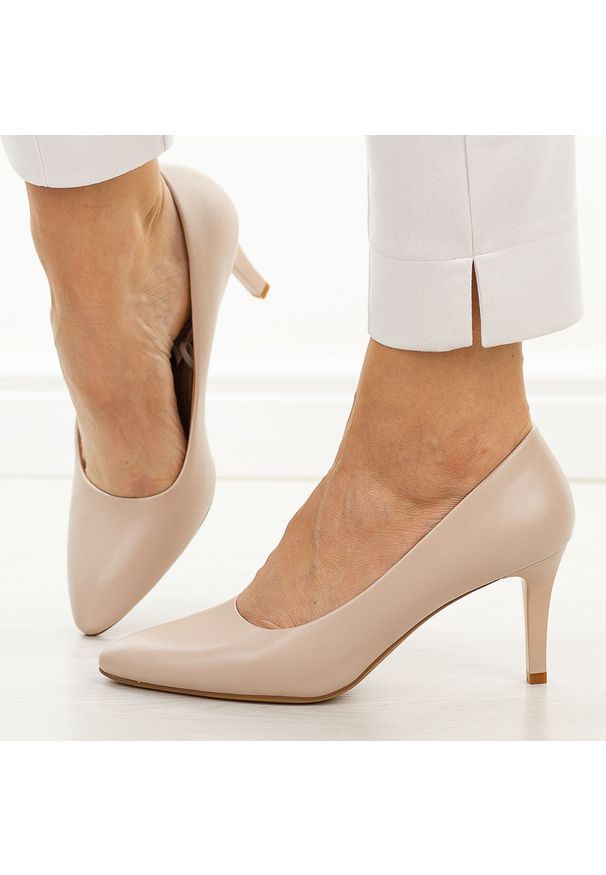 Różowe krem szpilki damskie Sergio Leone 1336. Okazja: na spotkanie biznesowe, na ślub cywilny, na wesele. Kolor: różowy. Materiał: skóra. Szerokość cholewki: normalna. Obcas: na szpilce. Styl: biznesowy, elegancki, klasyczny. Wysokość obcasa: niski