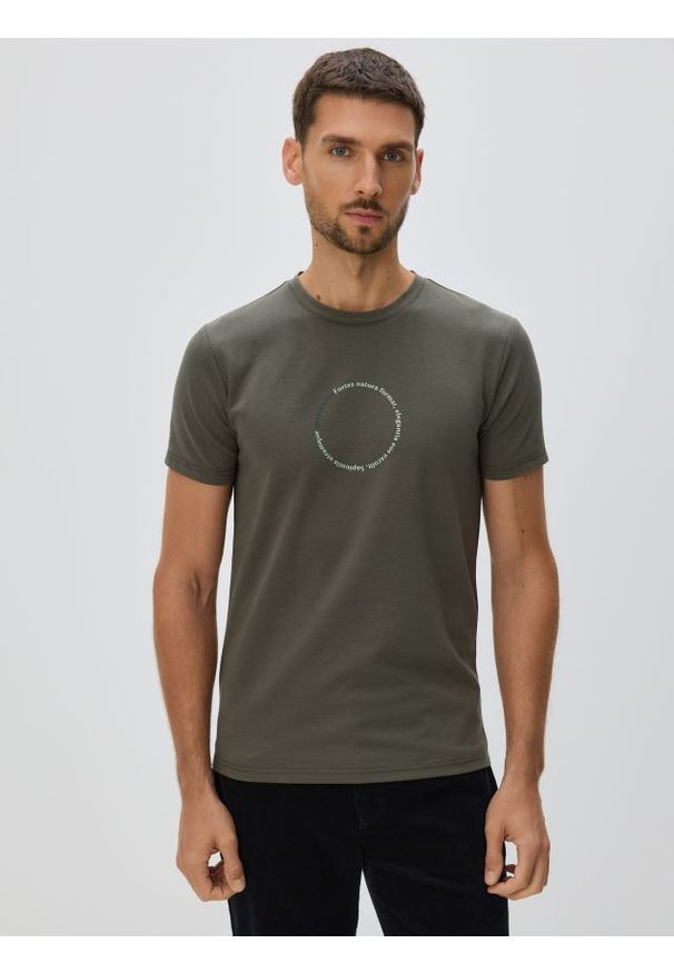 Reserved - T-shirt slim z nadrukiem - zielony. Kolor: zielony. Materiał: dzianina, bawełna. Wzór: nadruk