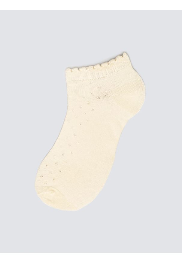 Big-Star - Stopki damskie z ozdobną falbanką z wiskozy białe Casandra 100. Kolor: biały. Materiał: wiskoza. Wzór: ażurowy