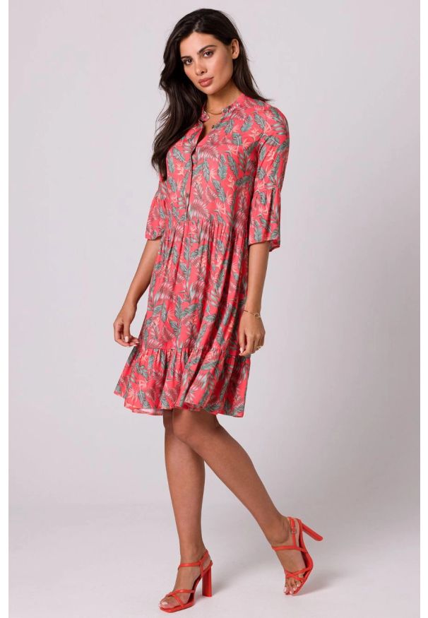 Sukienki.shop - Sukienka rozkloszowana z falbaną z nadrukiem koszulowa. Okazja: na co dzień, na randkę. Wzór: nadruk. Typ sukienki: koszulowe. Styl: casual, wizytowy
