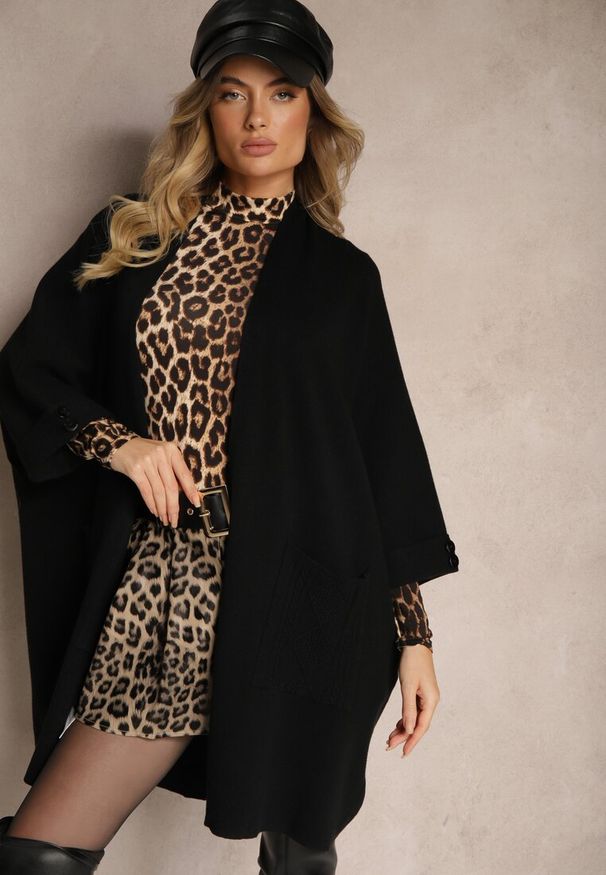 Renee - Czarny Kardigan Bez Zapięć Ozdobiony Guzikami i Wsuwanymi Kieszeniami Asindra. Okazja: na co dzień. Kolor: czarny. Materiał: jeans. Wzór: aplikacja. Styl: elegancki, casual