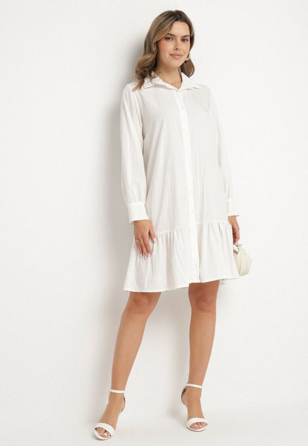 Born2be - Biała Sukienka z Wiskozą o Koszulowym Kroju z Falbanką Penzedi. Okazja: na co dzień. Typ kołnierza: kołnierzyk klasyczny. Kolor: biały. Materiał: wiskoza. Długość rękawa: długi rękaw. Typ sukienki: koszulowe. Styl: elegancki, casual, klasyczny