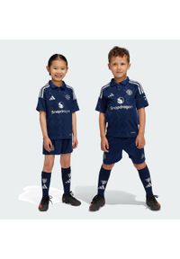 Adidas - Zestaw Manchester United 24/25 Away Mini Kids. Kolor: niebieski. Materiał: materiał. Sport: piłka nożna