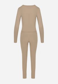 Born2be - Beżowy Komplet Sportowy Legginsy i Bluzka z Długim Rękawem Toretta. Kolor: beżowy. Wzór: aplikacja