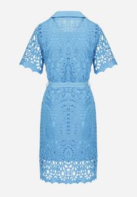 Born2be - Niebieska Ażurowa Sukienka Koszulowa Midi z Wiązanym Paskiem Pamy. Kolor: niebieski. Materiał: koronka, materiał. Długość rękawa: krótki rękaw. Wzór: ażurowy. Typ sukienki: koszulowe. Styl: klasyczny. Długość: midi #6