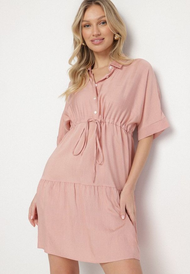 Born2be - Różowa Sukienka Koszulowa z Wiskozy z Kołnierzykiem i Wiązaniem Nanieria. Okazja: na co dzień. Kolor: różowy. Materiał: wiskoza. Długość rękawa: krótki rękaw. Typ sukienki: koszulowe. Styl: casual, boho