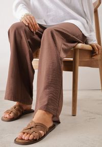 Born2be - Brązowe Klapki na Płaskiej Podeszwie z Przeplatanymi Paskami Genineva. Okazja: do pracy, na co dzień, na spotkanie biznesowe, na spacer. Kolor: brązowy. Materiał: len. Wzór: paski. Sezon: lato. Obcas: na płaskiej podeszwie. Styl: elegancki, biznesowy, casual #8