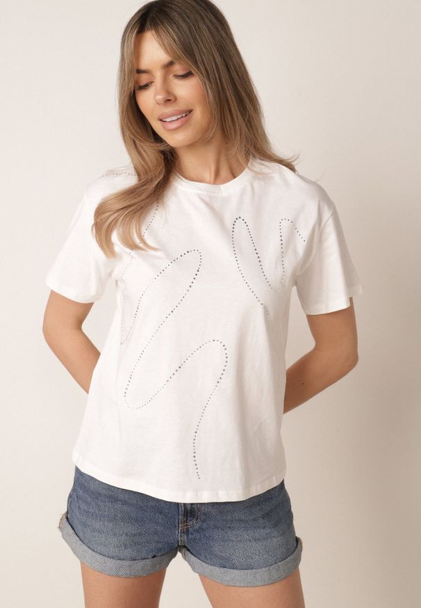 Born2be - Biały Bawełniany T-shirt Ozdobiony Cyrkoniami Monomene. Okazja: na co dzień. Kolor: biały. Materiał: bawełna. Wzór: aplikacja. Styl: elegancki, casual