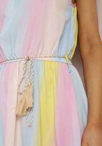 Renee - Różowa Sukienka Thalanassa. Kolor: różowy. Długość rękawa: na ramiączkach. Wzór: kolorowy. Długość: maxi