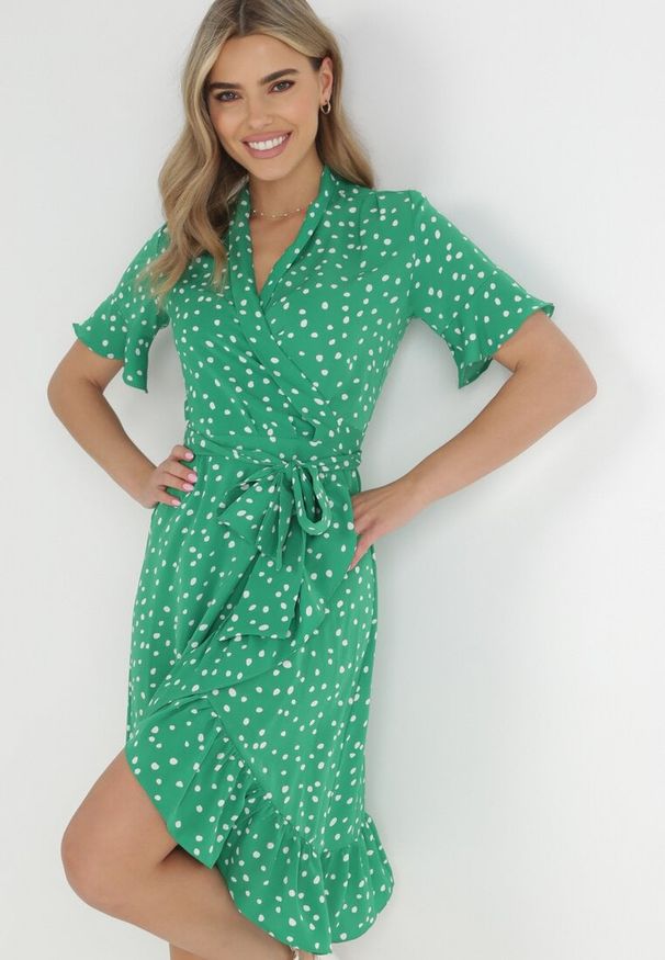 Born2be - Zielona Sukienka Irede. Kolor: zielony. Materiał: tkanina, materiał. Długość rękawa: krótki rękaw. Wzór: kropki. Sezon: lato. Typ sukienki: kopertowe. Styl: klasyczny. Długość: midi