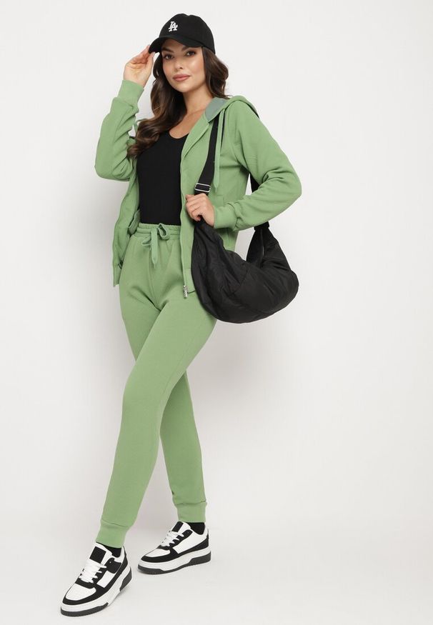 Born2be - Zielony Komplet Dresowy z Bawełną Bluza z Kapturem i Spodnie Jogger Sinaria. Kolor: zielony. Materiał: dresówka, bawełna