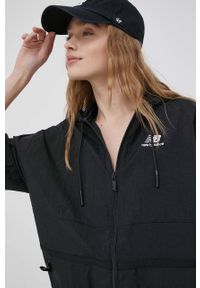 New Balance kurtka WJ21500BK damska kolor czarny przejściowa oversize. Typ kołnierza: kaptur. Kolor: czarny. Materiał: materiał. Wzór: gładki #2
