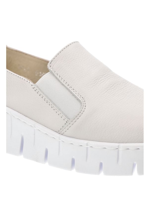 Białe Półbuty Wasak Modne Obuwie Damskie. Okazja: na co dzień. Kolor: biały. Materiał: materiał. Wzór: grochy. Styl: casual, elegancki