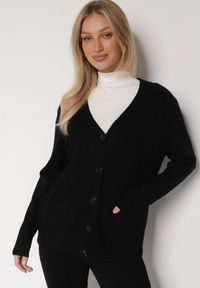 Born2be - Czarny Kardigan z Bawełną Zdobiony Warkoczowym Splotem i Kieszeniami Mevesava. Okazja: na co dzień. Typ kołnierza: dekolt w serek. Kolor: czarny. Materiał: bawełna. Wzór: aplikacja, ze splotem. Sezon: zima, jesień. Styl: klasyczny, casual #4