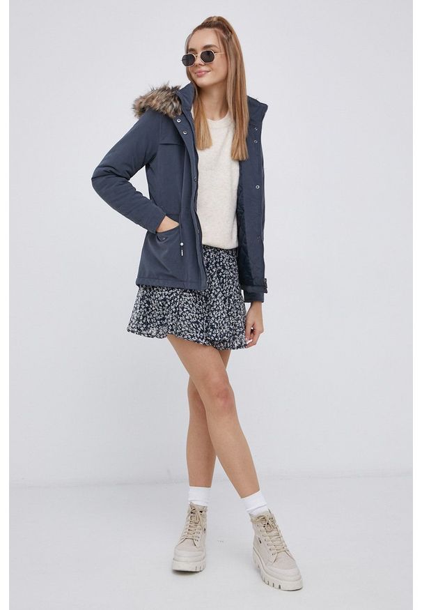 only - Only Parka damska kolor szary zimowa. Okazja: na co dzień. Typ kołnierza: kaptur. Kolor: szary. Materiał: poliester, tkanina. Wzór: gładki. Sezon: zima. Styl: casual