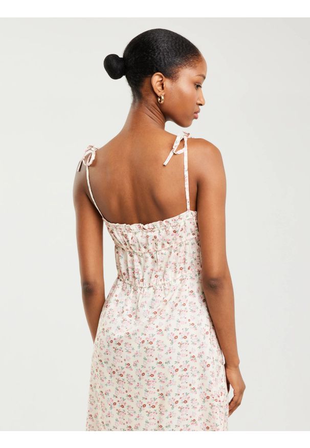 Big-Star - Sukienka damska mini z wiskozy z motywem kwiatowym kremowa Casie 102. Okazja: na spacer. Kolor: kremowy. Materiał: wiskoza. Długość rękawa: na ramiączkach. Wzór: kwiaty. Sezon: lato. Styl: elegancki, wakacyjny. Długość: mini